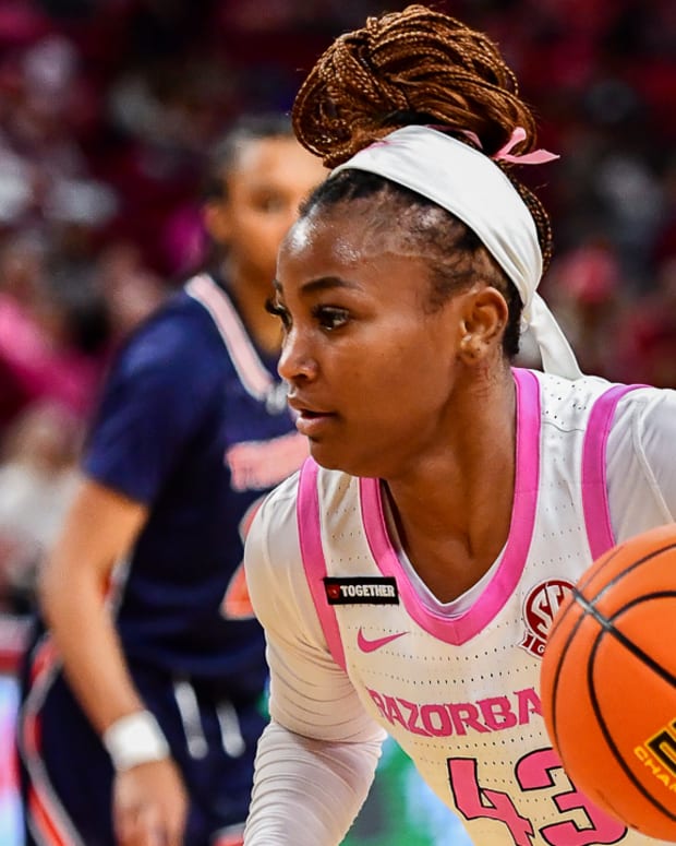 Razorbacks' Makayla Daniels driving against Auburn